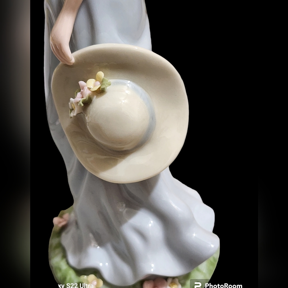 Vintage Avon 2002 porcelain lady figuring "moments & memories" - Picture 7 of 10